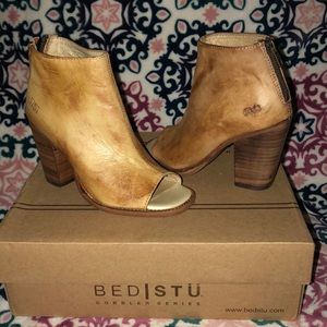 Bedstu Onset Tan Rustic Driftwood booties size 6